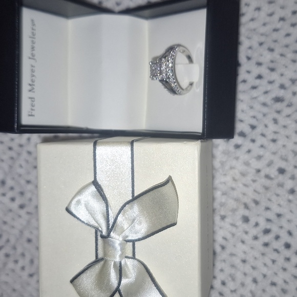 BEAUTIFUL 10K WHITE GOLD SQUARE DIAMOND CLUSTER ENGAGEMENT RING - Picture 2 of 15